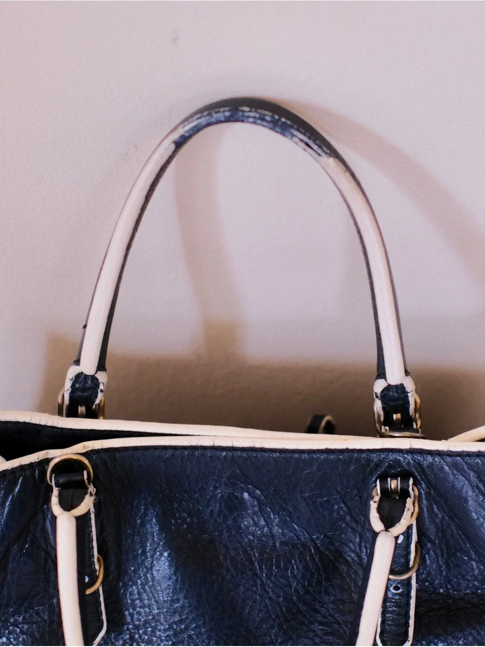 Balenciaga Classic Black Leather Shoulder Bag with Cream Trim - Picture 3 of 9